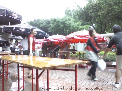 敦南誠品創意市集8月4日活動因暴雨暫停順延下週 工作人員正冒雨收攤搬運中...