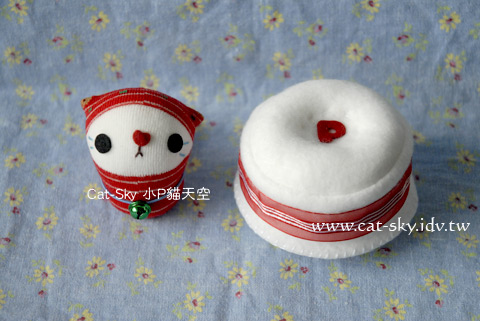 小草莓和白色沙發