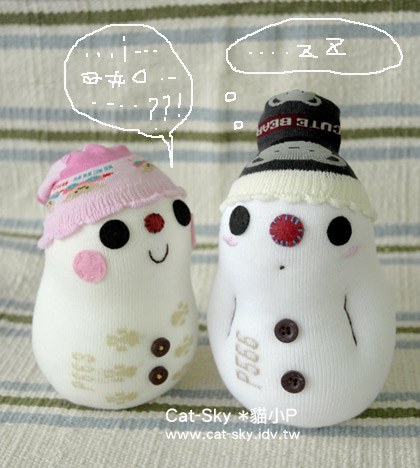 貓小P雪人小娃娃- 在說什麼悄悄話呢?