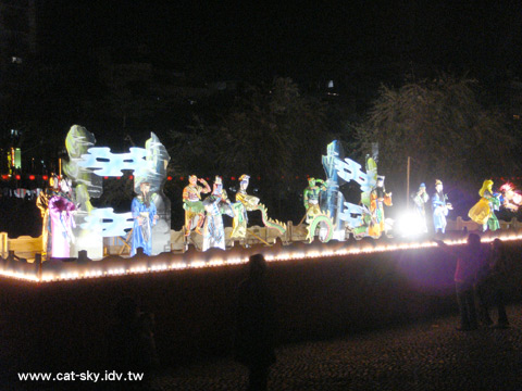 公園裡到處都有人形花燈